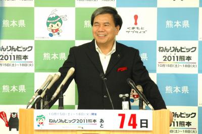 記者からの質問に答える蒲島知事の写真