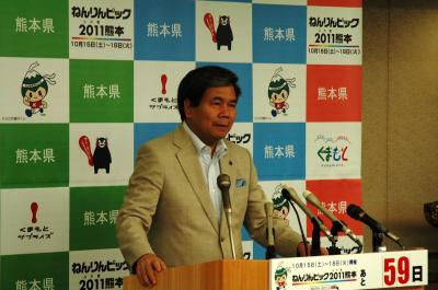 コメントする蒲島知事の写真