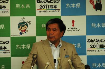 コメントする蒲島知事の写真
