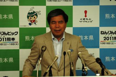 記者からの質問に答える蒲島知事の写真