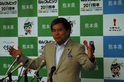 記者からの質問に答える蒲島知事の写真