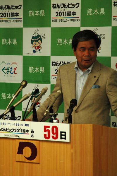 記者からの質問に答える蒲島知事の写真