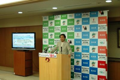 コメントする蒲島知事の写真