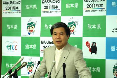 コメントする蒲島知事の写真