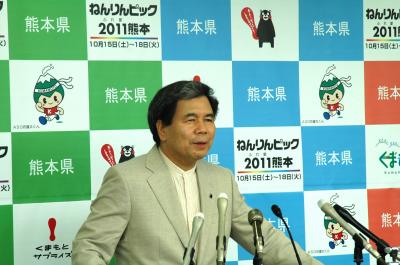 コメントする蒲島知事の写真