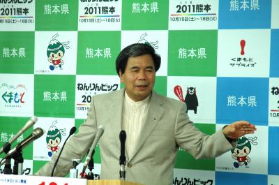 記者からの質問に答える蒲島知事の写真
