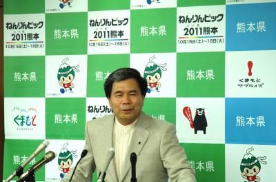 記者からの質問に答える蒲島知事の写真