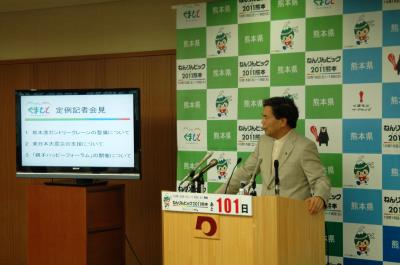 記者からの質問に答える蒲島知事の写真