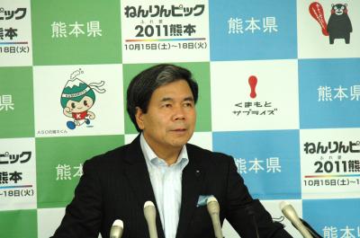 コメントする蒲島知事の写真