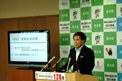 コメントする蒲島知事の写真