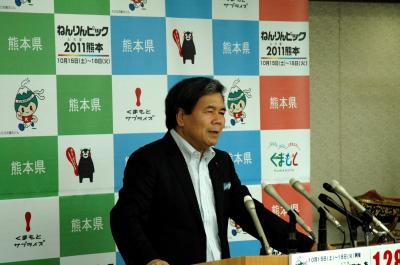 記者からの質問に答える蒲島知事の写真