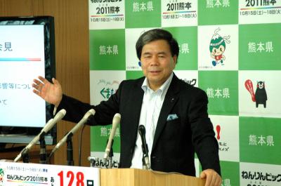 記者からの質問に答える蒲島知事の写真