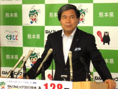 記者からの質問に答える蒲島知事の写真