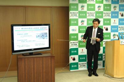 パワーポイントで説明する蒲島知事の写真