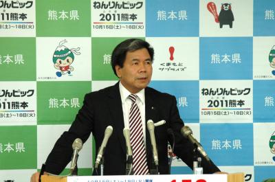コメントする蒲島知事の写真