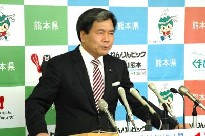 記者からの質問に答える蒲島知事の写真