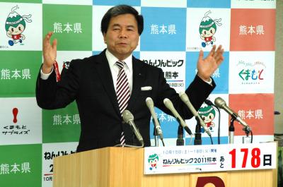 記者からの質問に答える蒲島知事の写真
