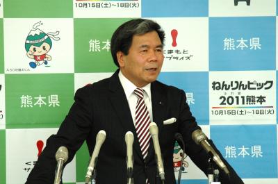 記者からの質問に答える蒲島知事の写真