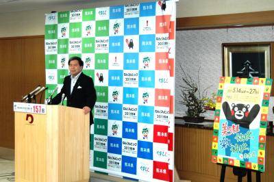 コメントする蒲島知事の写真