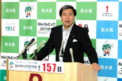 記者からの質問に答える蒲島知事の写真