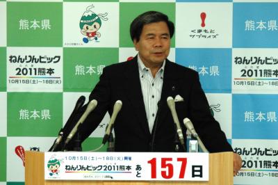 記者からの質問に答える蒲島知事の写真