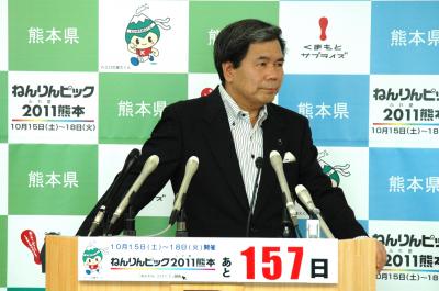 記者からの質問に答える蒲島知事の写真