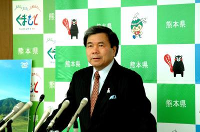 コメントする蒲島知事の写真