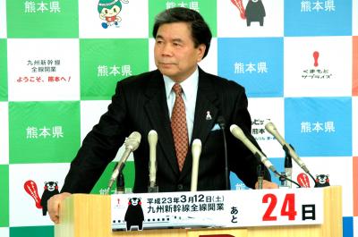 記者からの質問に答える蒲島知事の写真