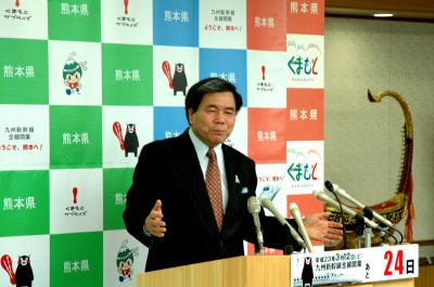 記者からの質問に答える蒲島知事の写真