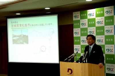 コメントする蒲島知事の写真