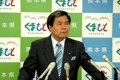 コメントする蒲島知事の写真