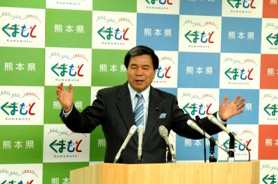 記者からの質問に答える蒲島知事の写真