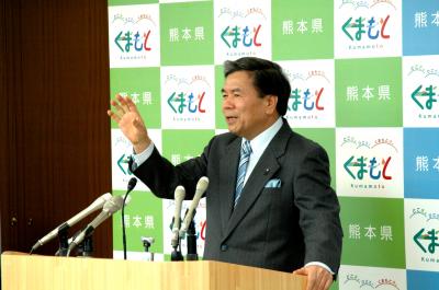 記者からの質問に答える蒲島知事の写真