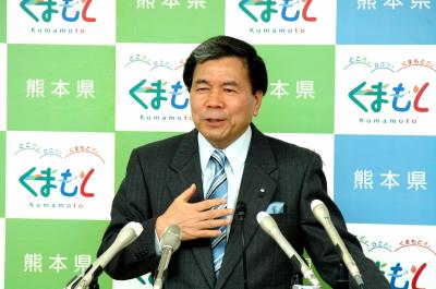 記者からの質問に答える蒲島知事の写真