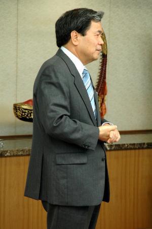 記者からの質問に答える蒲島知事の写真