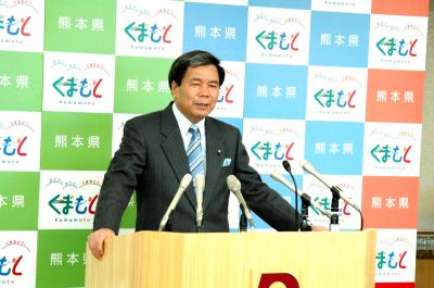 記者からの質問に答える蒲島知事の写真