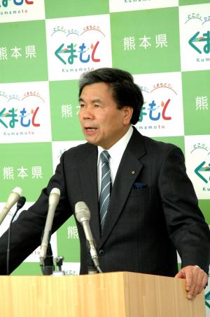 コメントする蒲島知事の写真