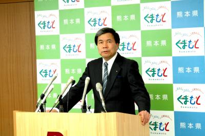 記者からの質問に答える蒲島知事の写真