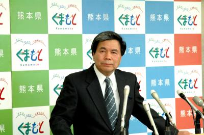 記者からの質問に答える蒲島知事の写真