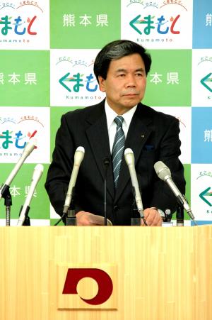 記者からの質問に答える蒲島知事の写真