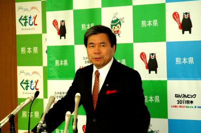 コメントする蒲島知事の写真