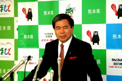 記者からの質問に答える蒲島知事の写真