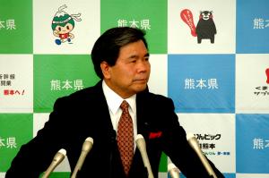 記者からの質問に答える蒲島知事の写真
