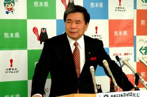 記者からの質問に答える蒲島知事の写真