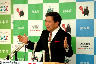 記者からの質問に答える蒲島知事の写真