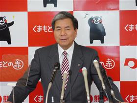 コメントする蒲島知事の写真