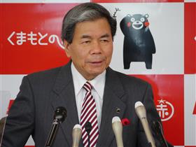 コメントする蒲島知事の写真