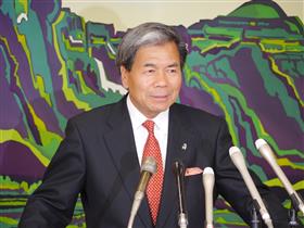 記者からの質問に答える蒲島知事の写真