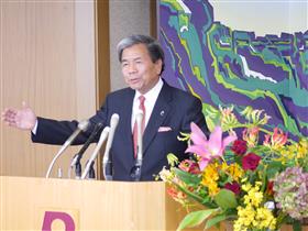 記者からの質問に答える蒲島知事の写真