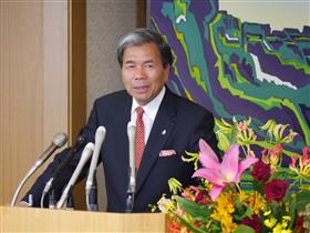 記者からの質問に答える蒲島知事の写真